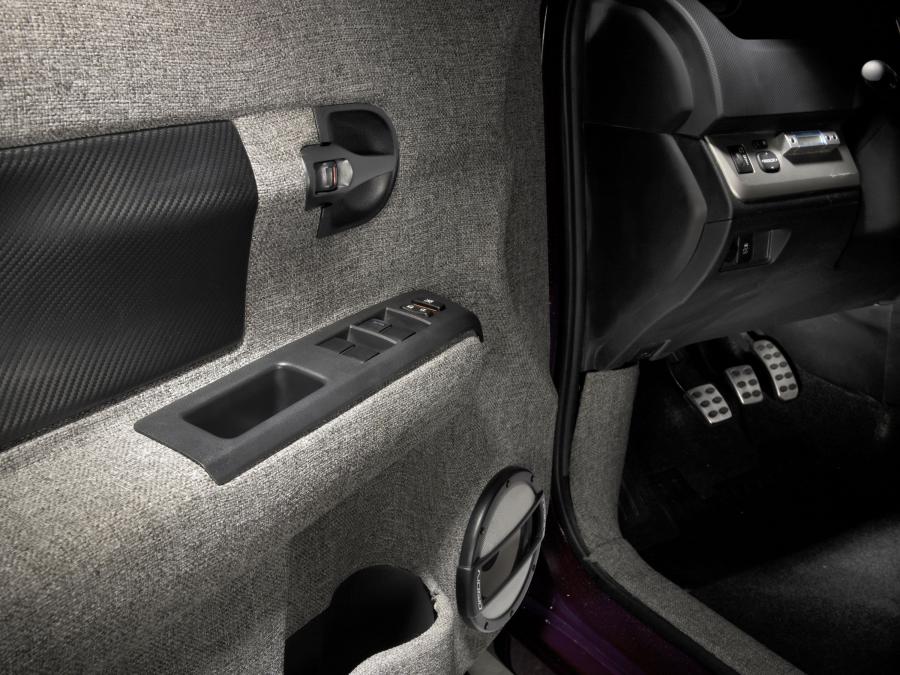 Детали интерьера Scion xB by Raging Bull 2008 года  (фото 4 из 8)